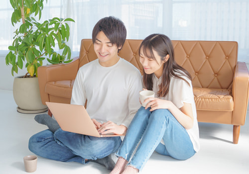 パソコンを見つめる男女