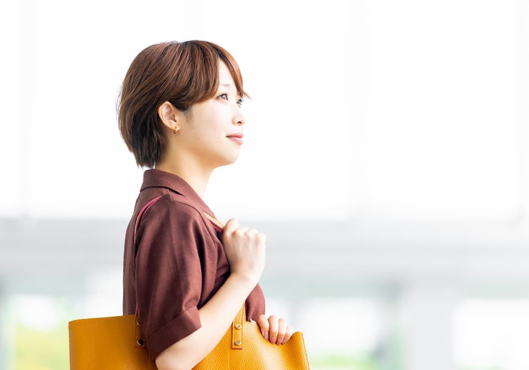 未来を見つめる女性